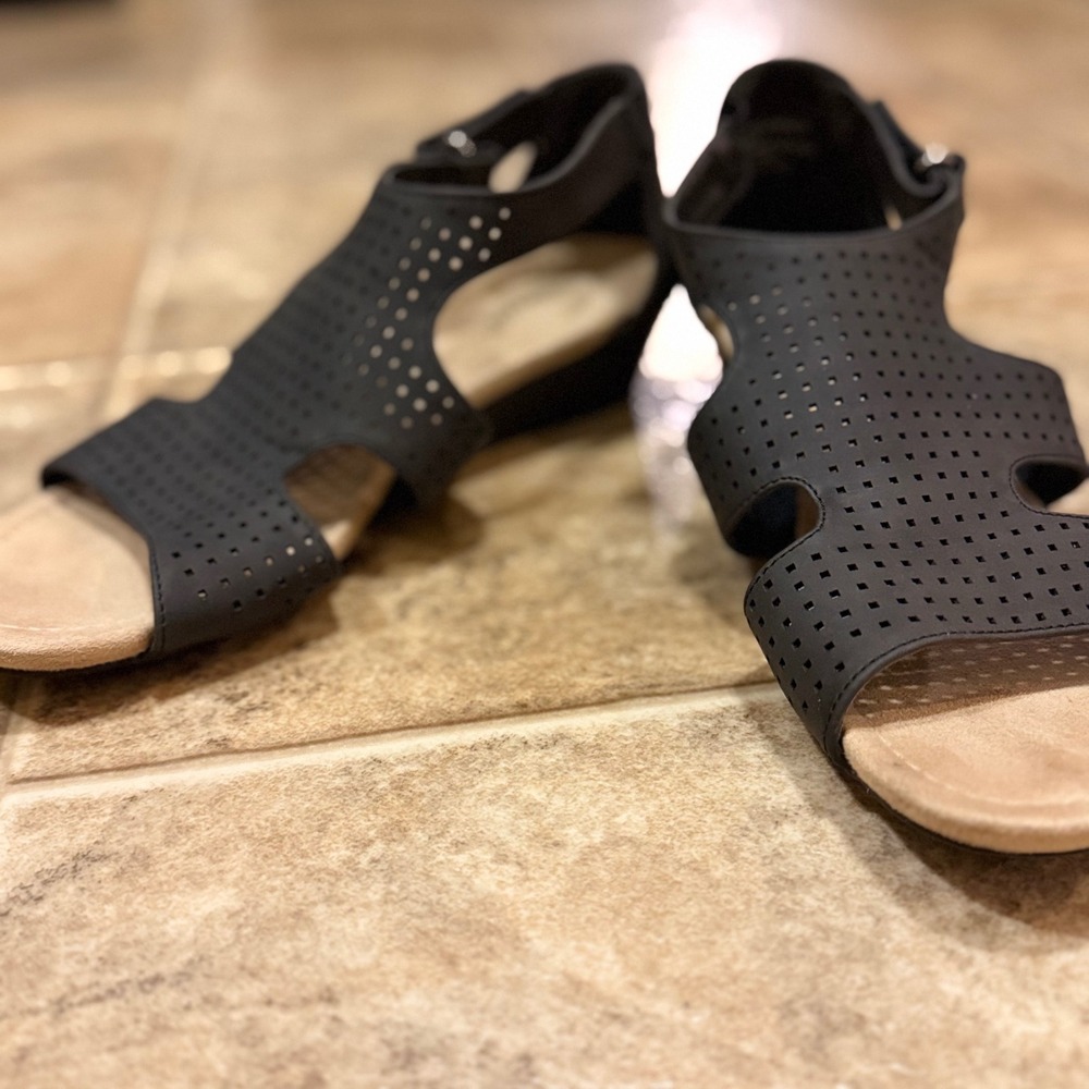 St Johns Bay Newcastle Black Perforated Wedge Sandals Memory Foam Womens 8.5 M - Picture 2 of 11